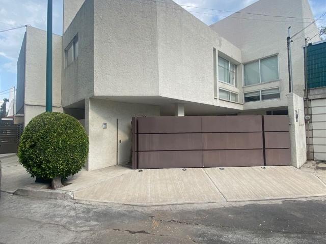 HERMOSA CASA EN RENTA EN CALLE CERRADA