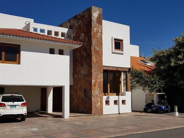 Hermosa Casa en Renta en Club Campestre !