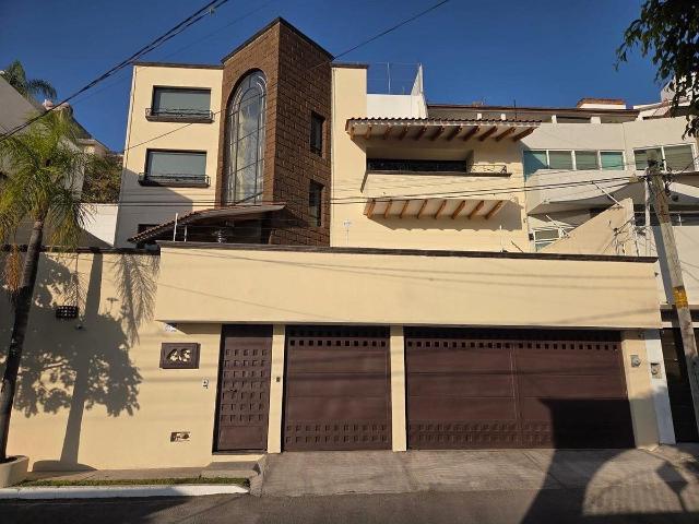 Hermosa Casa en RENTA Loma Dorada