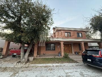 Hermosa casa en residencial al norte amplio terreno y área social