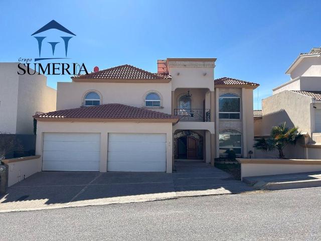 HERMOSA CASA EN RESIDENCIAL RINCON DE LAS LOMAS