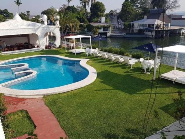 HERMOSA CASA EN TEQUESQUITENGO ACCESO DIRECTO AL LAGO OPORTUNIDAD VENTA HOTEL