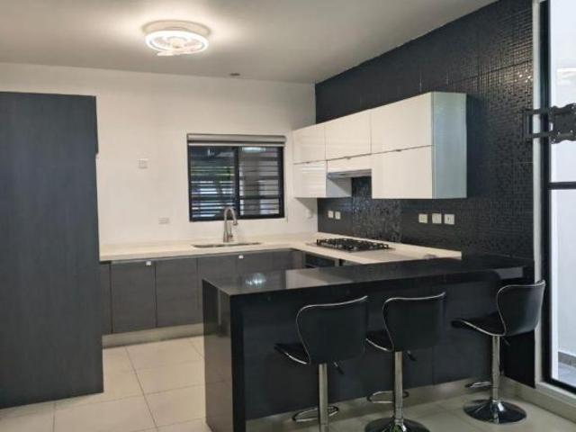 Hermosa Casa en VENTA 3 niveles! Privalia 2