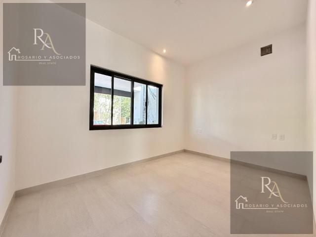?HERMOSA CASA EN VENTA CON ACABADOS DE LUJO EN RESIDENCIAL VIA CUMBRES!