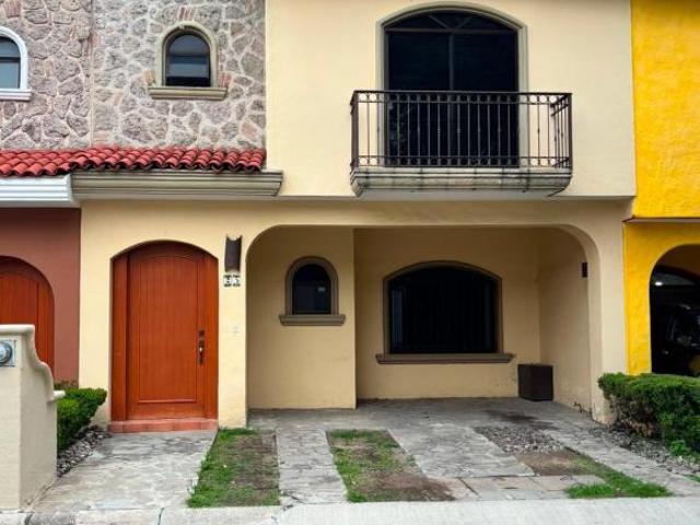 Hermosa Casa en Venta con Seguridad – Excelente Estado en La Tijera