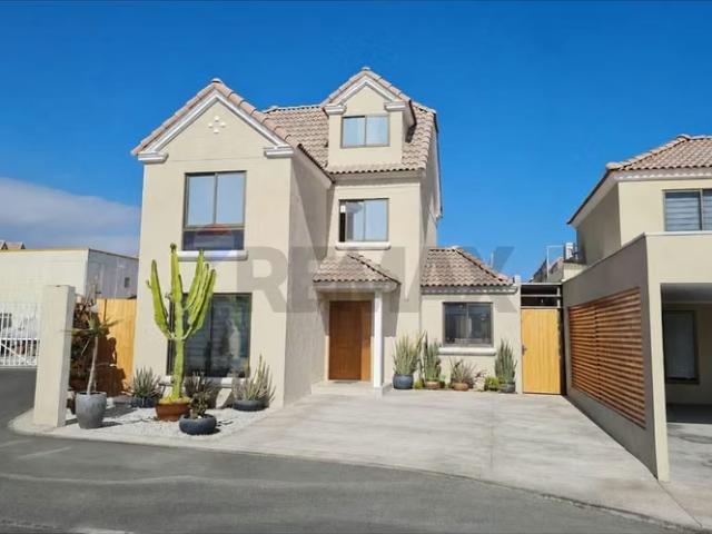 Hermosa casa en venta costa laguna 4d 3b | 4 dormitorios por 7500.00 en Antofagasta