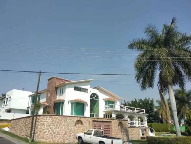Hermosa casa en venta dentro de lomas de cocoyoc