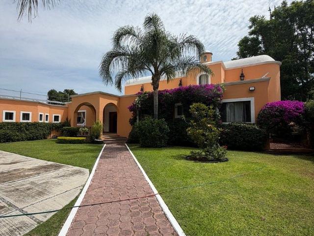 hermosa casa en venta en jurica con alberca