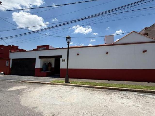Hermosa Casa en Venta en La Virgen Metepec | Remodelada, Estilo Mexicano | 4 recs | amplio jardín