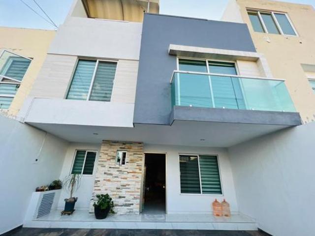 Hermosa casa en venta en las Alamedas, junto a Paseos del sol
