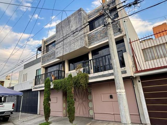 Hermosa casa en VENTA en Lindavista con balcones y jardín en calle cerrada