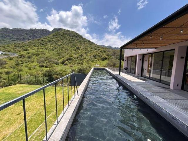 Hermosa Casa en Venta en Malinalco | 4 Recámaras, Jardín de 600 m² y Alberca Infinita | Ejido