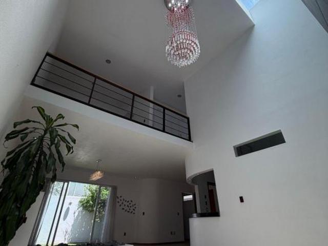 Hermosa Casa en Venta en Metepec, A 4 Min de Town Square | 3 Recámaras c/ Baño, jardín, en Privada