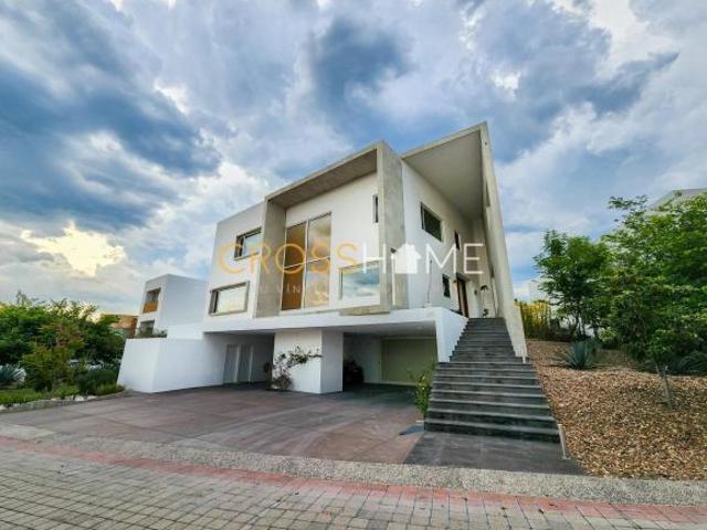 Hermosa casa en venta estilo moderno en Regency Jurica