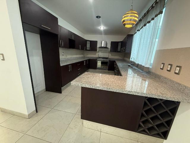 Hermosa casa en VENTA FRENTE A PARQUE