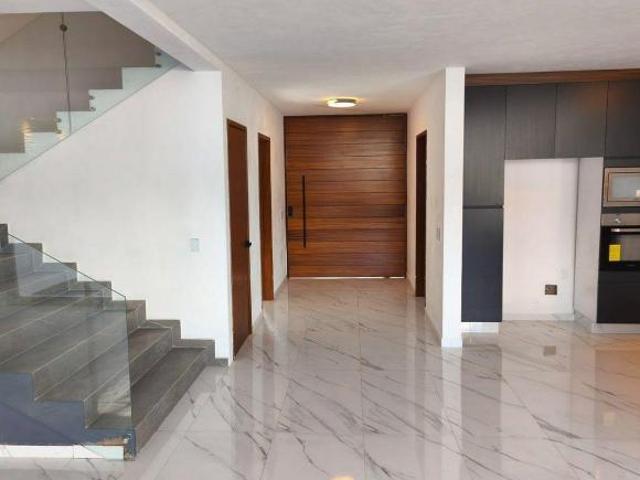 HERMOSA CASA EN VENTA LOS ROBLES RESIDENCIAL