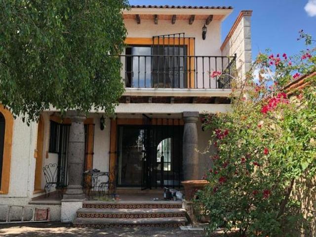 Hermosa Casa Estilo Colonial Mexicano en Venta en Jardines de la Peña, Ezequiel Montes, Querétaro