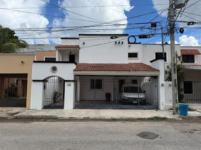 Hermosa casa estilo colonial en renta en colonia Montes de Amé