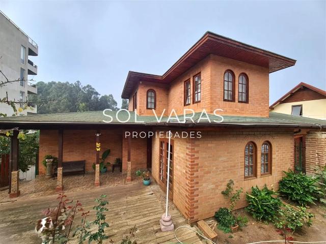 Hermosa Casa Familiar 6d 3b 194 M2 815 M2 Terreno Y Piscina