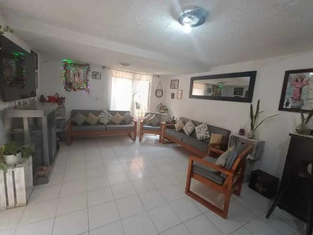 Hermosa Casa Familiar de 2 Niveles en Excelente Ubicación