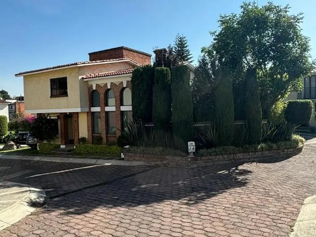 Hermosa casa muy amplia, con jardìn