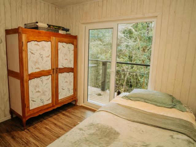 Hermosa Casa Nueva en Parcela de 5.000 m² Cerca de Valdivia | Bosque Nativo, Tinaja y Entorno Privilegiado! 2 dormitorios por 158000. 00 en Valdivia