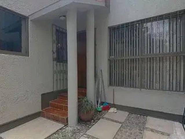 Hermosa Casa Sobre Calle Principal