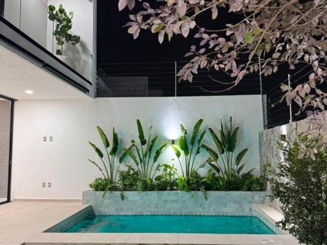 HERMOSA CASA SEMINUEVA CON ACABADO RESIDENCIALES Y ALBERCA DENTRO DE PERIFERICO