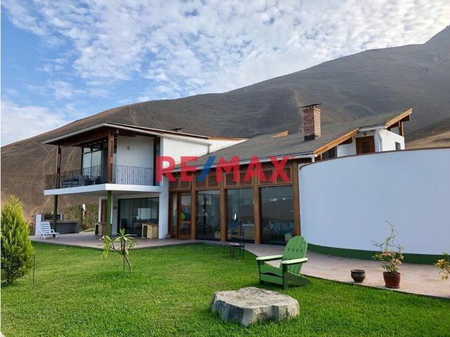 Hermosa Casa Rodeada De Jardines En Pachacamac