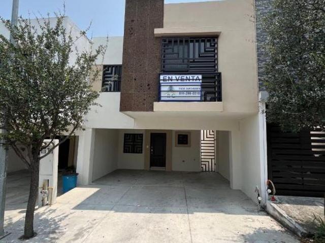 Hermosa Casa Recién Remodelada Frente al Parque en Altaria Residencial !