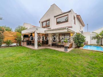 HERMOSA CASA REMODELADA EN CONDOMINIO CUMBRES