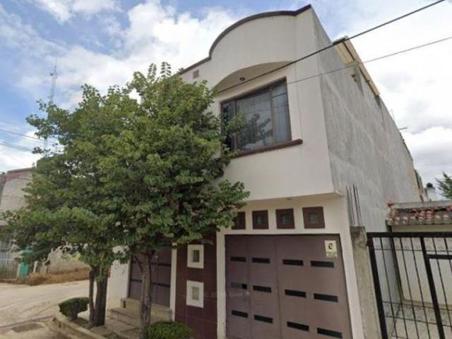HERMOSA CASA RESIDENCIAL EN ZONA DE EXCELENTE PLUSVALIA, RODEADA DE SERVICIOS BASICOS