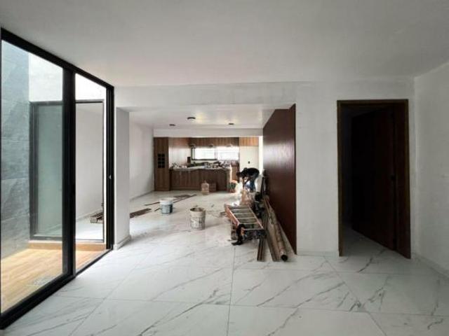 HERMOSA CASA TOTALMENTE REMODELADA CERCA DE LA GRAN PLAZA
