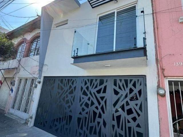 HERMOSA CASA TOTALMENTE REMODELADA EN OBLATOS, A 3 CUADRAS DE GRAN TERRAZA OBLATOS CON RECAMARA PB