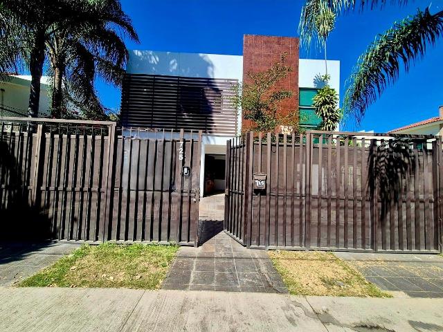 Hermosa casa Venta y Renta Jardín Real
