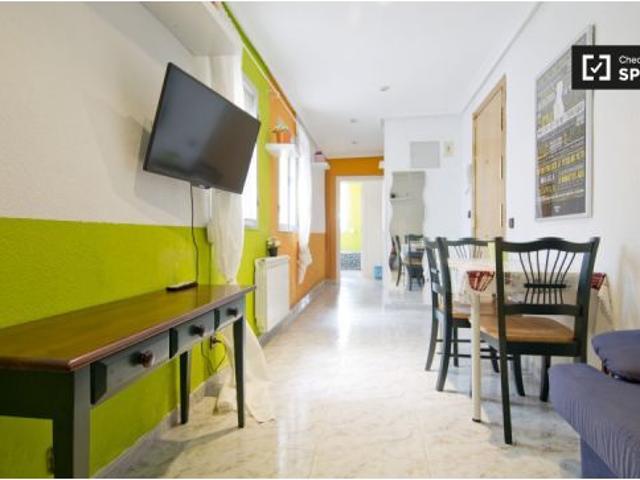 Hermosa habitación con escritorio en el departamento compartido, Puerta del Ángel
