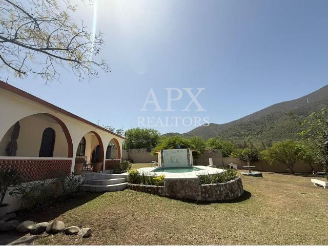 Hermosa Quinta con amplio terreno en Venta