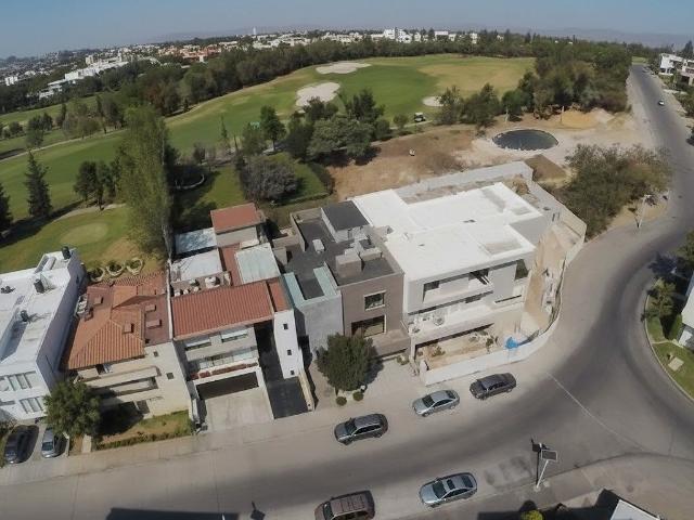 Hermosa Residencia con Amplio Jardín a Pasos de la Casa Club en Campo Ejecutivo