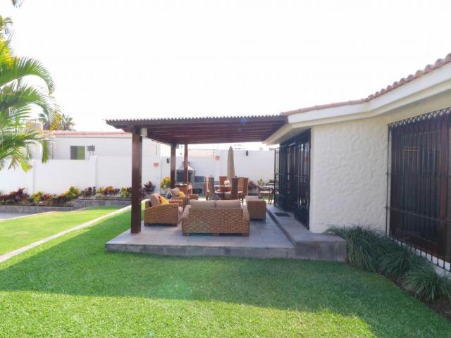 HERMOSA RESIDENCIA CON PISCINA Y JARDIN EN LA MOLINA