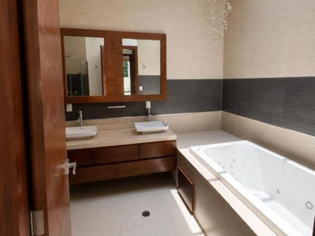 HERMOSA RESIDENCIA DE LUJO EN VENTA EN COTO LA JOYA II BUGAMBILIAS