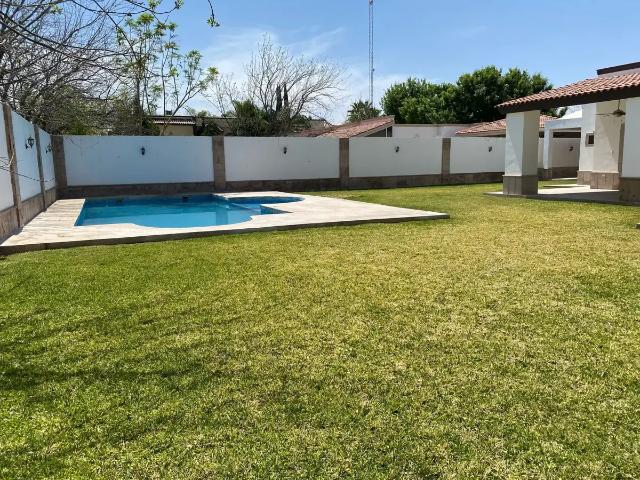HERMOSA RESIDENCIA DE UN PISO CON AMPLIO JARDÍN Y ALBERCA