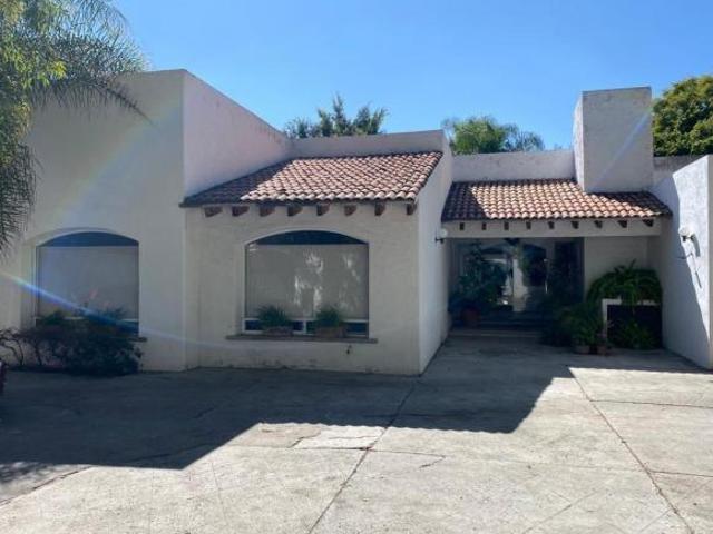 HERMOSA RESIDENCIA DE UNA PLANTA EN VENTA EN RESIDENCIAL JURICA