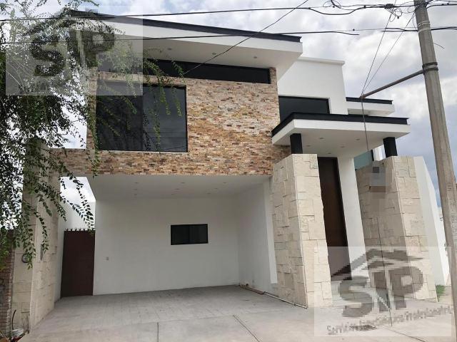 Hermosa residencia en renta con recámara en planta baja en Valle de San Agustín en Saltillo