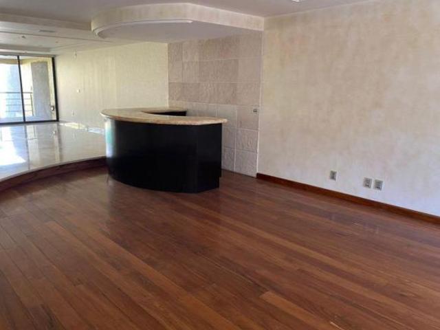 Hermosa residencia en venta con doble y estricta vigilancia en Colinas del Bosque