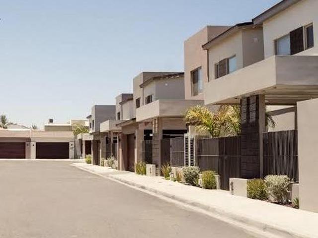 HERMOSA RESIDENCIA EN VENTA EN ZONA DORADA CON DOBLE ALTURA EN SALA 4