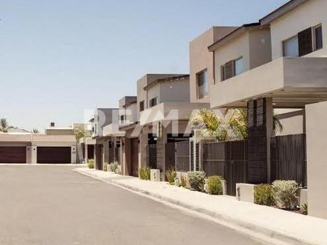 HERMOSA RESIDENCIA EN VENTA EN ZONA DORADA CON DOBLE ALTURA EN SALA 4