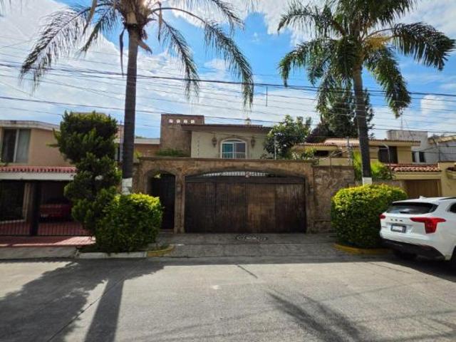 HERMOSA RESIDENCIA EN VENTA JARDINES VALLARTA