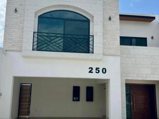 HERMOSA RESIDENCIA RECIÉN CONSTRÍDA UBICADA EN FRACC. CERRADO RINCÓN DE LOS ENCINOS, TU FUTURO HOGAR