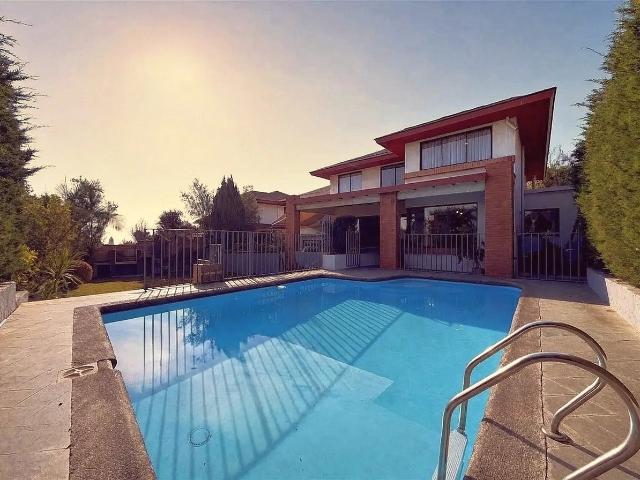 Hermosa y amplia casa en exclusivo cond. las condes