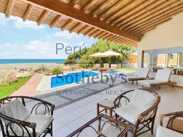 Hermosa y amplia casa en primera lnea con salida directa a la playa